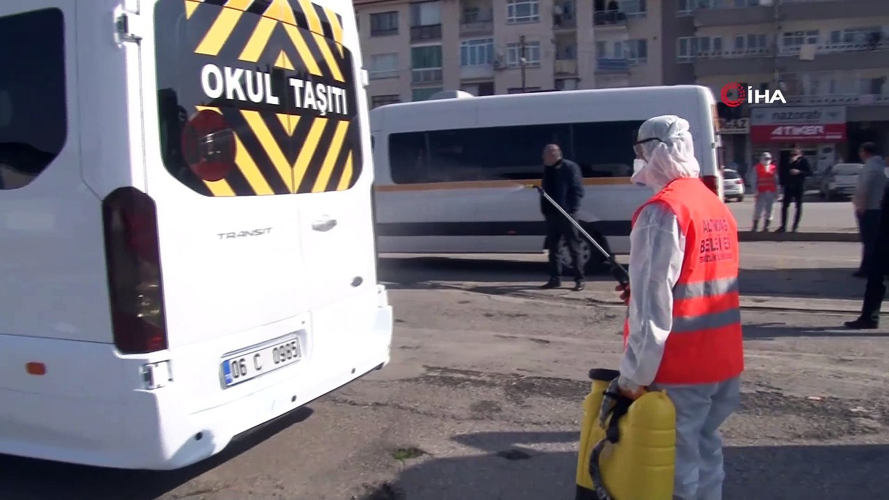 Semt pazarı taksi ve servis araçları için dezenfekte istasyonuna dönüştürüldü