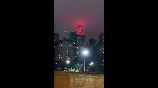 El Empire State Building de Nueva York se ilumina en honor a los profesionales médicos