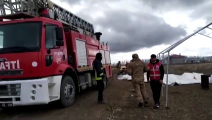 Kızılay, karantinaya alınan mahallenin girişine çadır kurdu - VAN