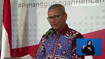 Seorang perawat memeriksa kondisi pasien corona .