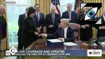 [Zap Télé] D. Trump distribue des stylos sans respecter les gestes barrières ! (31/03/20)
