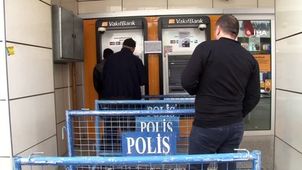 Korona virüsüne karşı ATM önlerinde sosyal mesafe önlemi