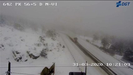 Madrid amanece con las carreteras vacías y los tejados nevados