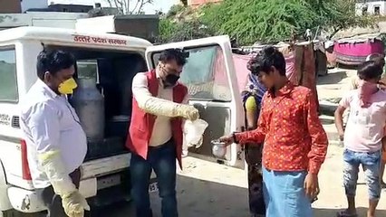 मथुरा: निर्धन लोगो को समाजसेवियों ने बाँटा नि:शुल्क दूध
