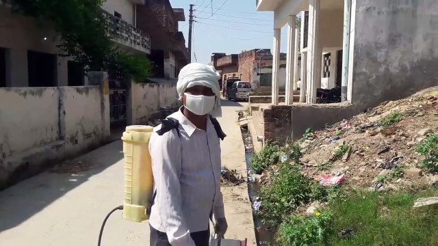 फतेरपुरः मलेरिया और संक्रमण बीमारी से बचने के लिए कीटनाशक दवा का किया गया छिडकाव