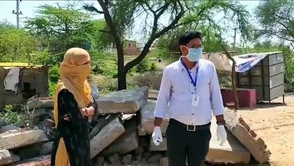 ट्रकों में जा रहे लोगों की जांच