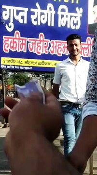 लॉक डाउन: गधा लेकर घूमने निकले दो युवक, पुलिस ने गधे पर बैठाया और लगवायी उठक-बैठक