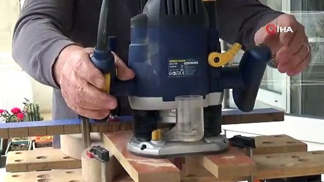 Koronavirüs günlerinde evde kalıp, gitar yapmaya başladı: Gitarı siyaha boyayacağım; ismini 'Korona' koyacağım