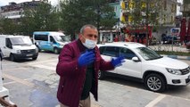 Tunceli Valisi Sonel maske dağıttığı vatandaşlara 'Evde Kal' çağrısı yaptı