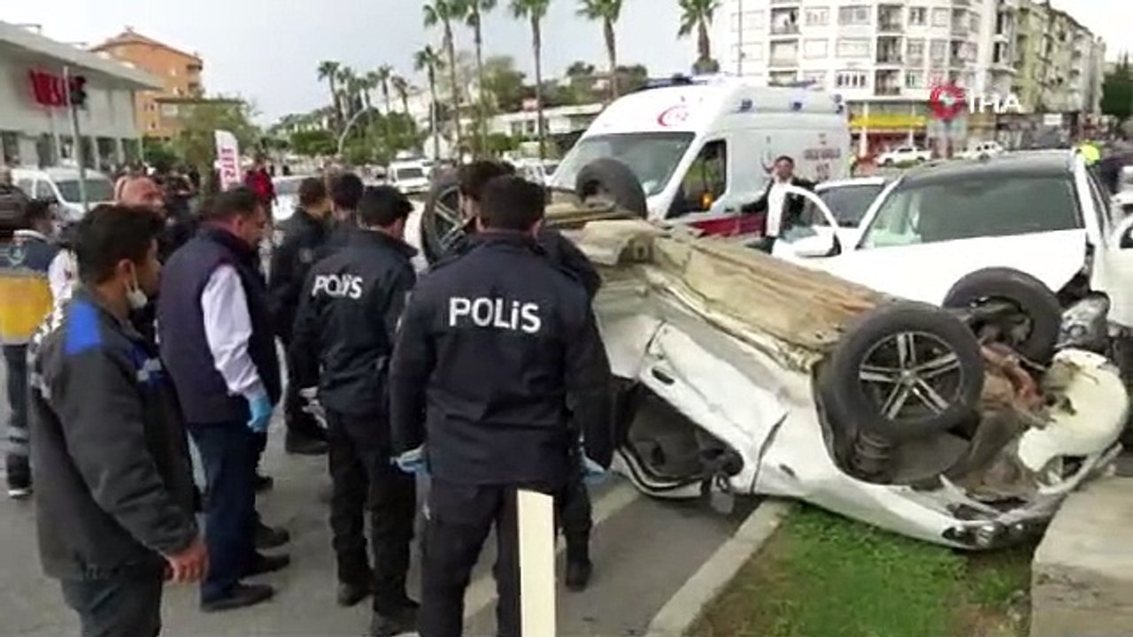 Sivil polis aracı ile otomobil çarpıştı: 2'si polis 3 yaralı