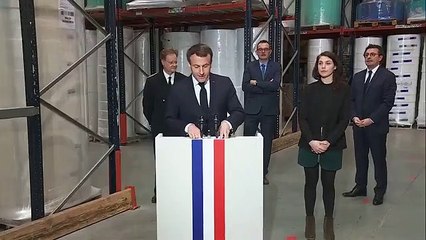 Скачать видео: Coronavirus: le discours de Macron à l'usine de masques de Kolmi-Hopen