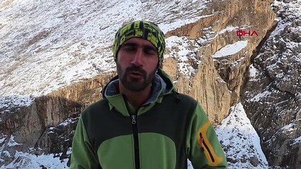 Sümbül Dağı eteklerine inen dağ keçilerini izlediler