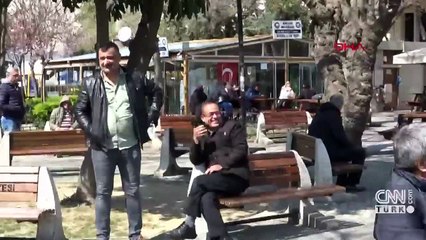 Parkta yine banklar dolu, yine kalabalık vardı
