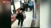 İspanya’da Çinli kadın, metro istasyonundaki panolara tükürdü