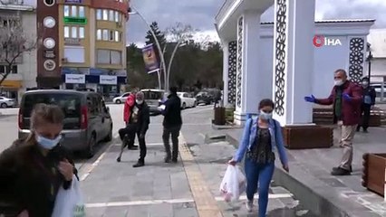 Tunceli'de Vali Sokağa Çıktı, Hem Maske Dağıttırdı, Hem de Evde Kalın Çağrısında Bulundu