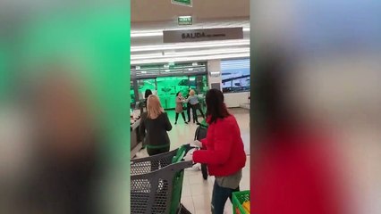 Boinas verdes del Ejército detienen a una mujer por un intento de agresión en un supermercado