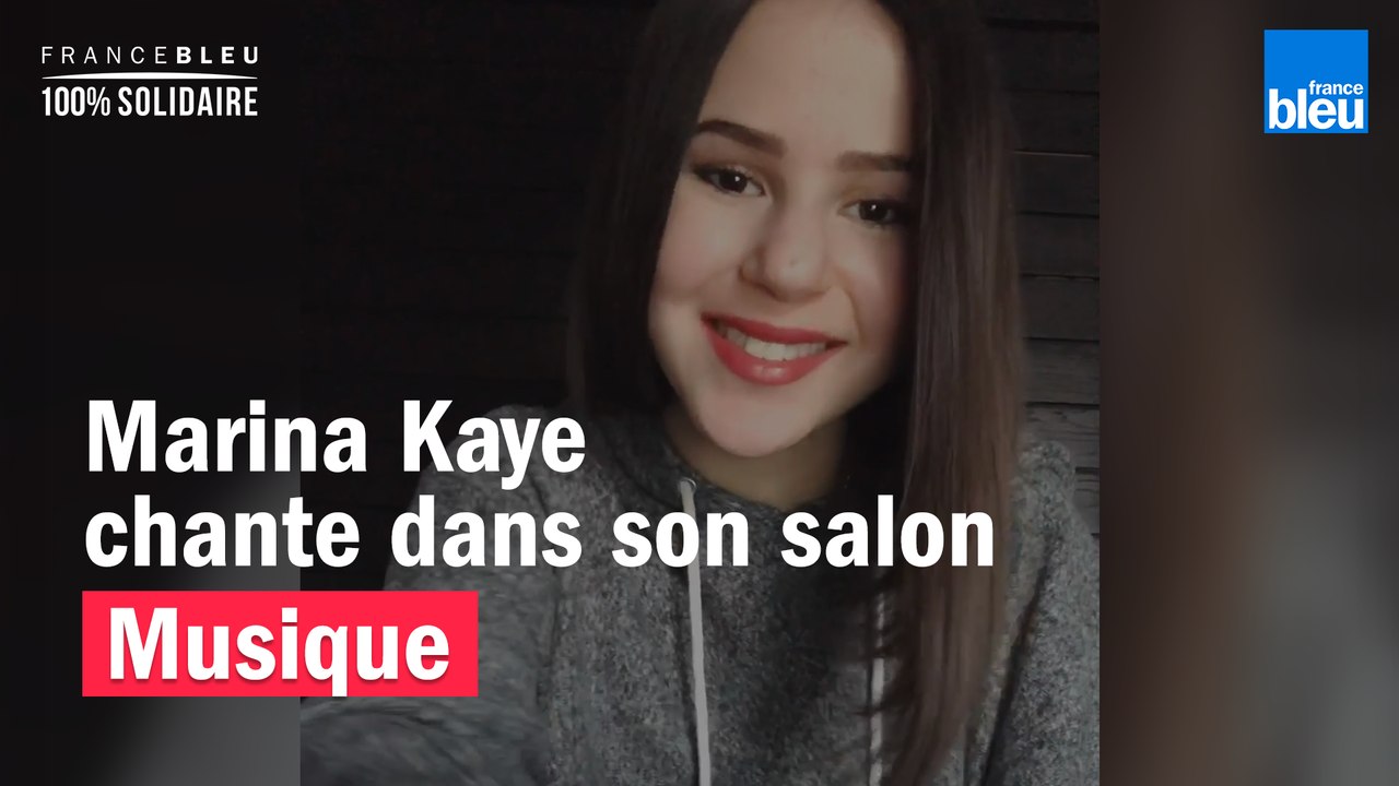 Marina Kaye interprète deux chansons dans son salon