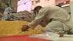 Coronavirus: In Pakistan food aid is distributed to the poor in Karachi