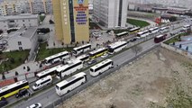 Yurtlarda kalan vatandaşları almaya gelen otobüsler uzun kuyruklar oluşturdu