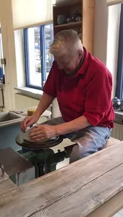 Keramikwerkstatt Tauscher - Der Meister an der Töpferscheibe