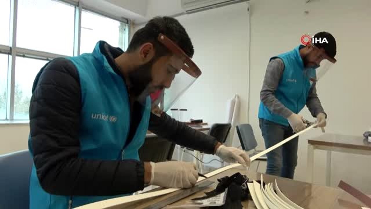 Gençler sağlık çalışanları için yüz kalkanı üretiyor