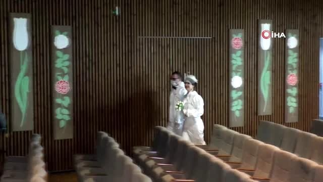 Damat ve gelinlik yerine tulumlarını giyip mutluluğa 'evet' dediler