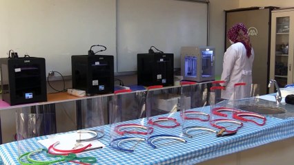 Siirt Bilim ve Sanat Merkezi sağlık çalışanları için siperlikli maske üretiyor