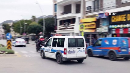 Marmaris’te polis ekipleri sokak sokak dolaşarak 'evde kalın' çağrısı yaptı
