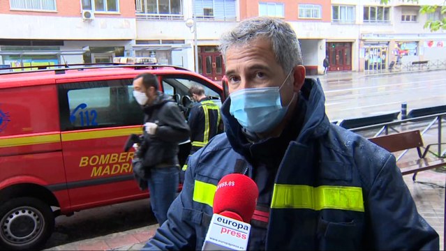 Bomberos de Madrid ayudan en el reparto de comida a colectivos vulnerables