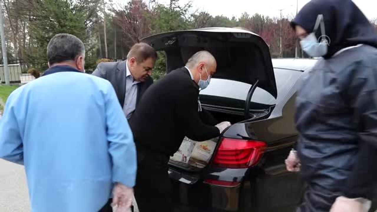 Çubuk'ta sağlık çalışanlarına bal ikram edildi