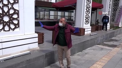 Tunceli'de vali sokağa çıktı, hem maske dağıttırdı, hem de evde kalın çağrısında bulundu