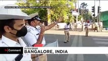 En Inde, des policiers portent un 