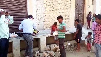 मथुरा: भूखे लोगों के लिए समाजसेवी बने देवदूत