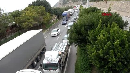 ANTALYA Alanya'da koronavirüs denetiminde uzun kuyruklar oluştu