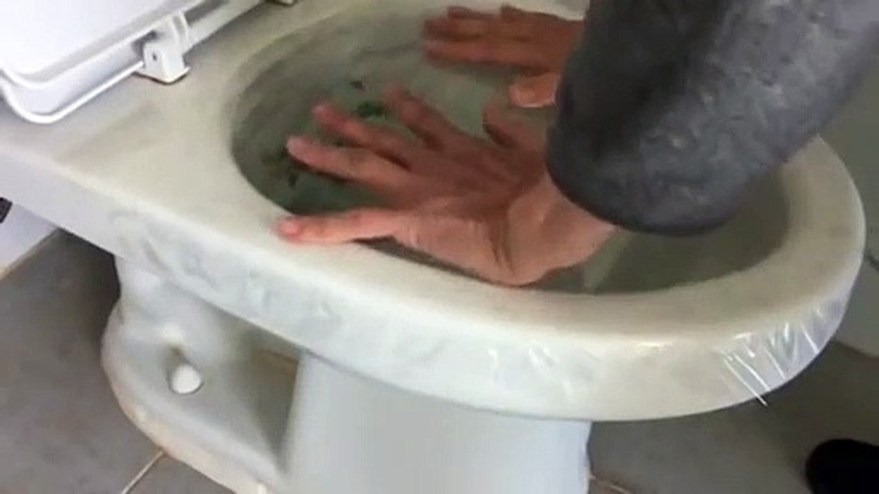 Comment déboucher vos toilettes avec du cellophane ?