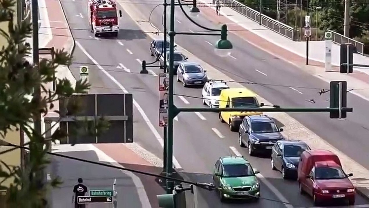 Un conducteur refuse de laisser passer un camion de pompier