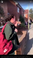 Cette ambulancière anglaise ovationnée par ses voisins va vous faire chaud au coeur