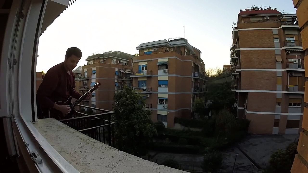 Ce guitariste fait le show pour les habitants de son quartier - We Will Rock You
