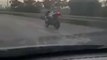 Un automobiliste croise une moto sans conducteur sur l’autoroute