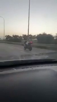 Un automobiliste croise une moto sans conducteur sur l’autoroute