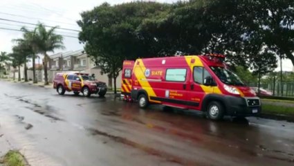 Homem fica ferido após colidir moto contra árvore no Bairro Country