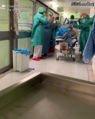 En España, el personal médico despide con aplausos a quienes se recuperan del coronavirus