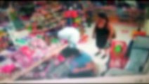 Câmera flagra mulher furtando itens de maquiagem em farmácia na Av. Carlos Gomes