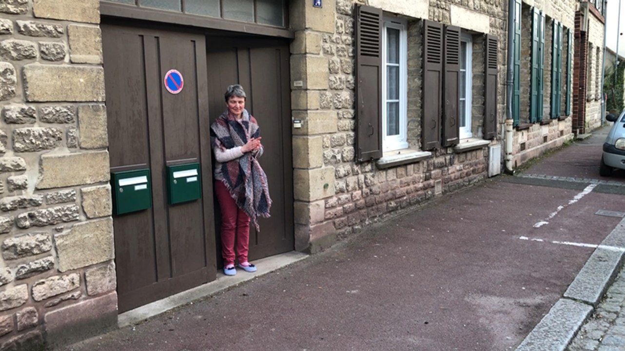 La rue Aristide-Briand applaudit les soignants