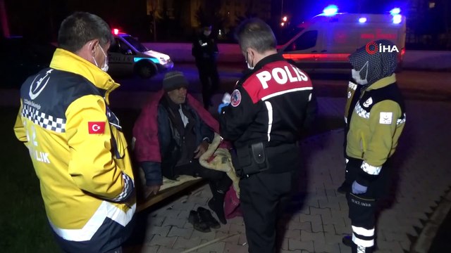 Yorganla parktaki bankta yatan yaşlı adama Aksaray Belediyesi sahip çıktı