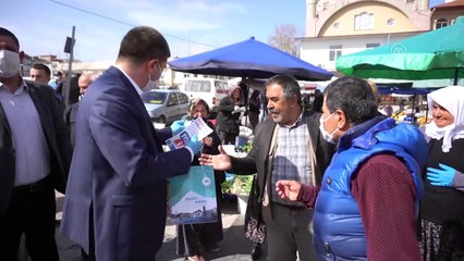 Başkan Ercengiz pazarda alışveriş yapan vatandaşlara maske dağıttı - BURDUR