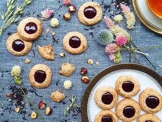 How to Make Raspberry-Hazelnut Macaroons