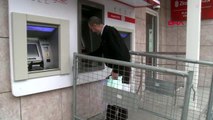 ELAZIĞ ATM önlerine polis bariyeriyle sosyal mesafe