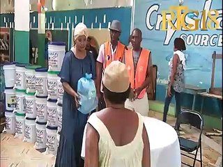 Meri Akayè distribiye manje bokit ak savon bay popilasyon Akayè.