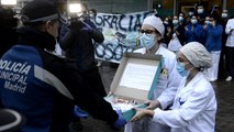 Sanitarios entregan a mascarillas a Policía Municipal